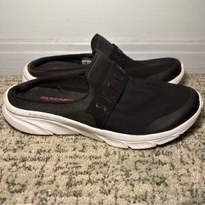 Sketchers Black D’Lux Comfort Relaxed Fit Air-Cooled Slip On Sneakers Size 7.5